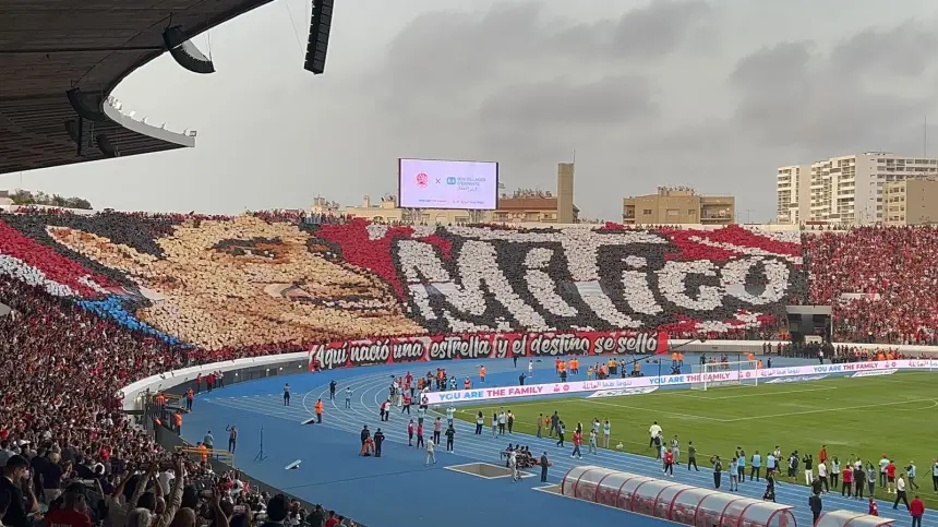 جماهير الوداد تكرم ياسين بونو بتيفو ضخم خلال تواجده في الملعب