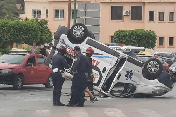 عندما يعاندك القدر.. انقلاب سيارة إسعاف بداخلها مرضى يسبب خسائر مادية وبشرية بوجدة