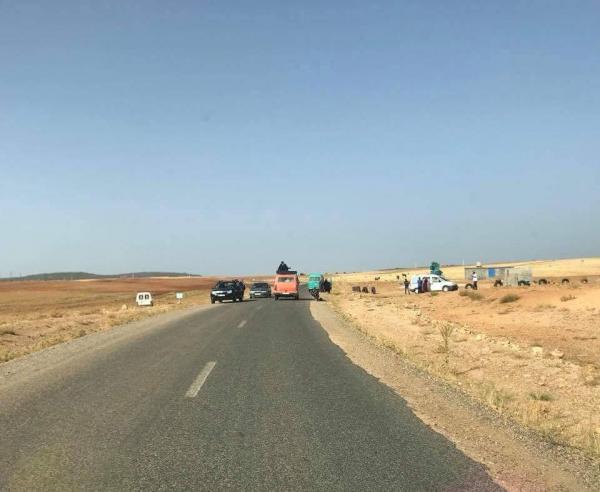 الله يحفظ... سيارة تزيغ عن الطريق وتدهس سيدتين واقفتين تنتظران نقلهما إلى السوق