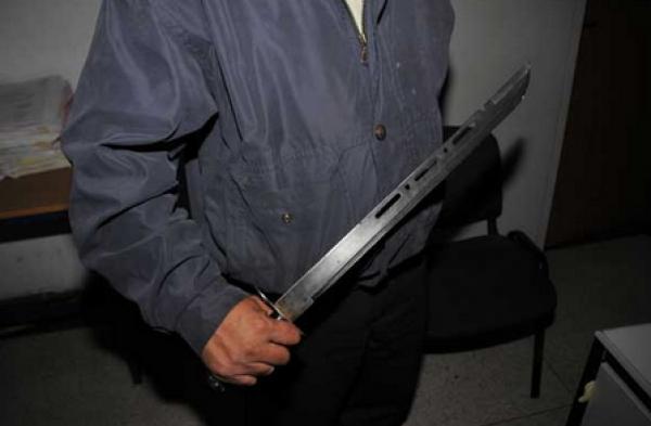 في مشهد مروع...بائع متجول بمدار عين أسردون يقطع يد شاب بشكل كامل