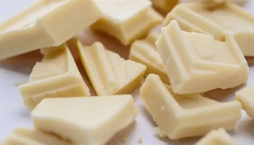 أزمة الكاكاو تغيّر طعم الشوكولاتة البيضاء... وبدائل "نباتية" تغزو الأسواق