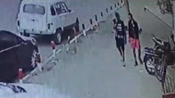 شخصان يسرقان دراجة نارية في أكادير