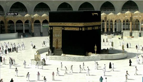 مسلمون يؤدون صلاة الفجر في المسجد الحرام بعد أشهر من الانقطاع بسبب كورونا