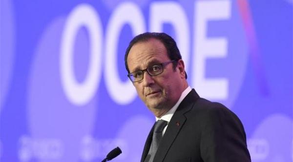 هولاند يزور حاملة الطائرات شارل ديغول قبالة ساحل سوريا