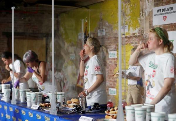 إقامة تحدي أكل النقانق في  بنيويورك رغم تفشي كورونا