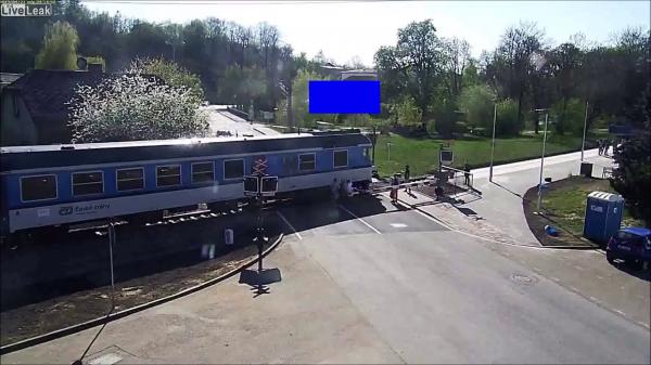 شاب شجاع ينقذ عجوزا قبل دهسه من قطار في اللحظة الأخيرة