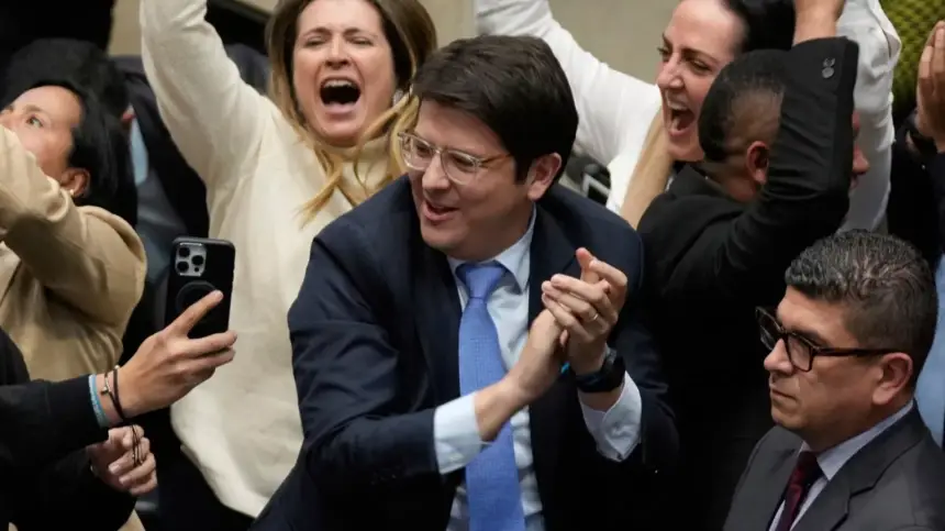 أمام الكاميرات.. إصابة مرشح رئاسي في كولومبيا برصاصتين في الرأس خلال تجمع انتخابي