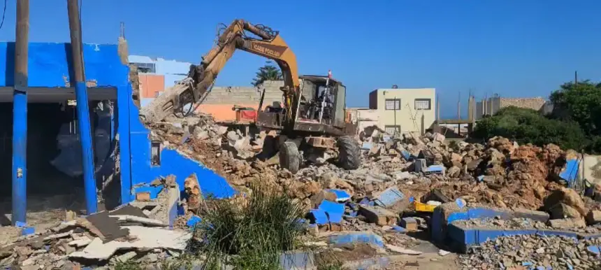 الجرافات تهدم محلات تجارية قريبة من البحر بطماريس ضواحي البيضاء