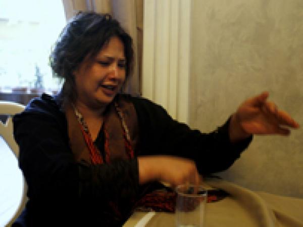 إيمان العبيدي تروي قصة اغتصابها ببشاعة على يد جنود القذافي وتقول إن حياتها في خطر 