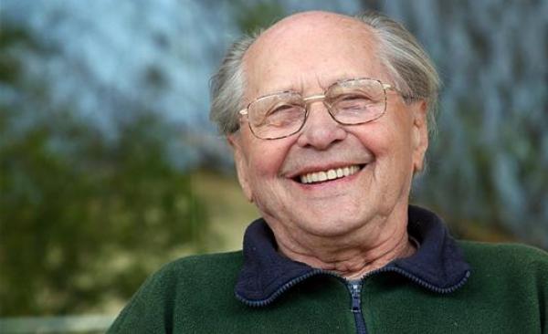 الطريقة المثلى لتنظيف طقم الأسنان