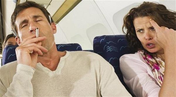 لماذا تزود الطائرات بمنافض سجائر رغم أن التدخين ممنوع؟