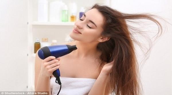 حذاري من ترك شعرك مبللاً لوقت طويل بعد الاستحمام