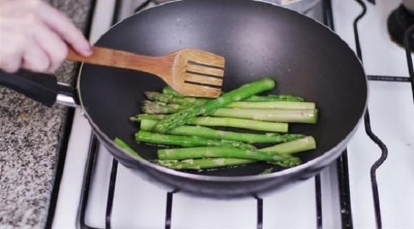 تحذير مرضى النقرس من تناول نبات الهليون