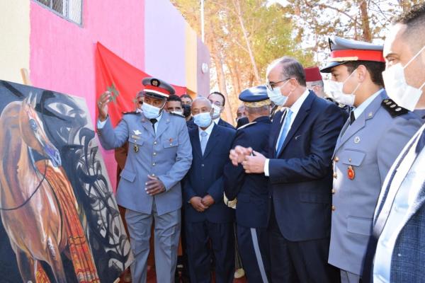 في سابقة: دركي فنان يبهر الجميع بـ"لوحات التشكيلية" في معرض حضره عامل إقليم "ميدلت" (صور) 