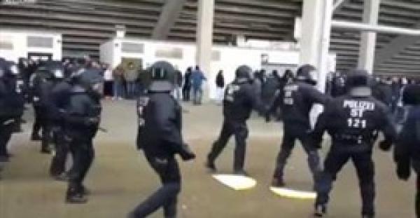 بالفيديو.. مشجع يقذف شرطيا بصندوق قمامة فيصيب زميله