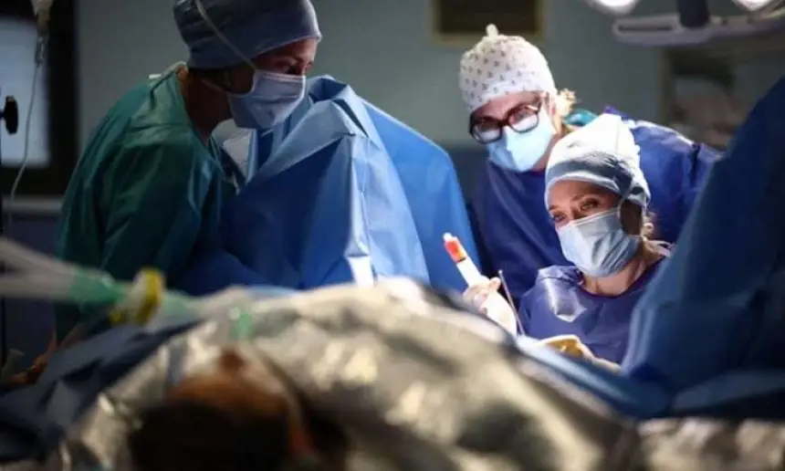 إنجاز طبي غير مسبوق: أول عملية زرع مثانة بشرية ناجحة في العالم
