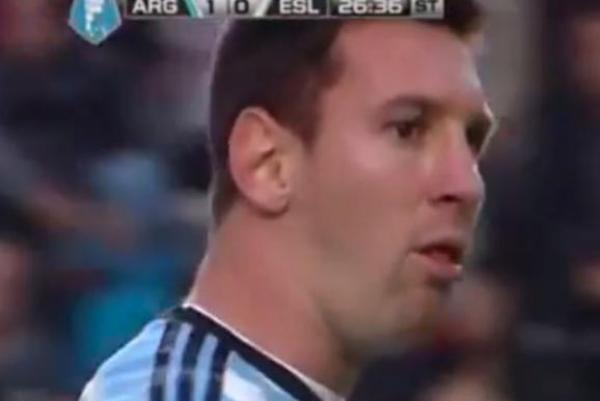 بالفيديو .. مرة أخرى ميسي يتقيأ أرض الملعب