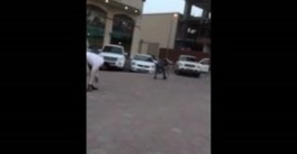 بالفيديو.. شاهد ماذا فعل المارة عندما عثروا على أوراق نقدية متناثرة في الكويت