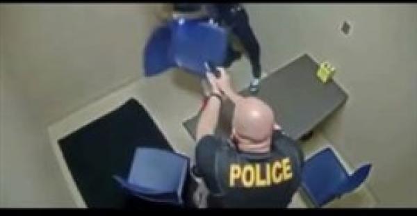 بالفيديو.. شاهد ماذا فعل مجرم مع شرطي أثناء التحقيق