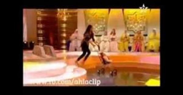 بالفيديو.. سقوط مؤلم لمتسابقة في برنامج «لالة العروسة»