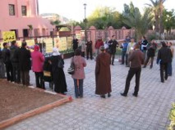 الكاتبة العامة لرئاسة جامعة القاضي عياض تقوم بتصوير الموظفين بكاميرتها الخاصة