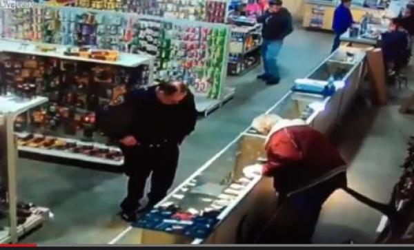 بالفيديو: شرطي يطلق النار على إصبعه بالخطأ في متجر أسلحة