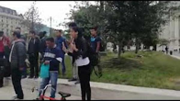 مغربية تحتج على اعتقال المهاجرين بميلانو