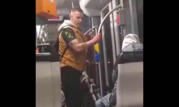 فيديو مشين...ألماني ينهال بالضرب على لاجئ سوري داخل عربة "طرام" ويكسر هاتفه بدون سبب