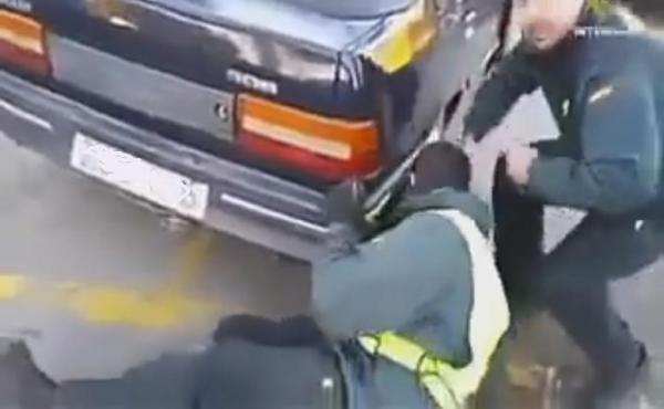 الشرطة الاسبانية تكشف محاولة هجرة في  مكان لا يخطر على بال بسيارة مغربية