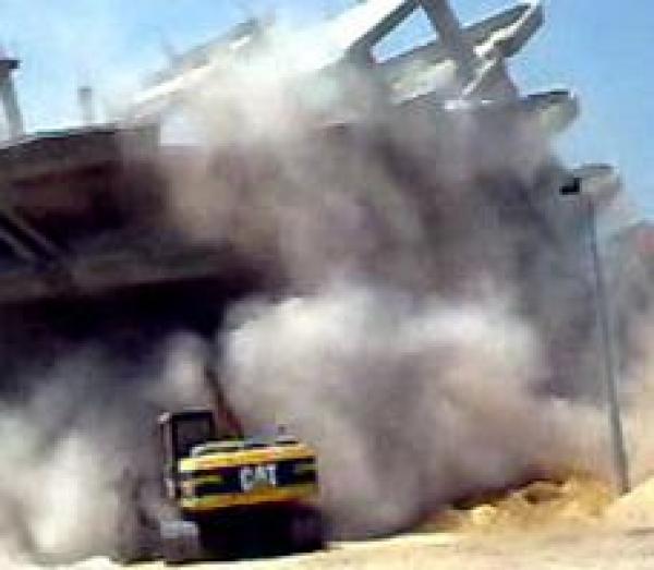 سائق حفار ينجو من موت محقق أثناء إزالته منزلا بمصر