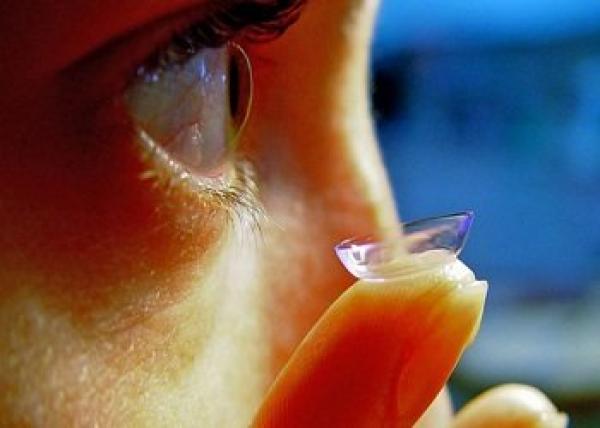 ارتداء العدسات اللاصقة لفترات طويلة يصيب بـ«العمى»