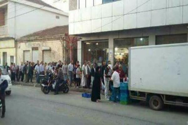 طوابير طويلة من اجل الحصول على كيس حليب في الجزائر