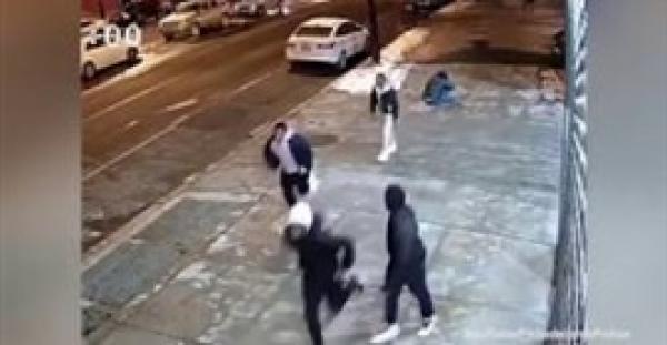 بالفيديو .. عصابة تفشل في سرقة شاب بعد سحله في الشارع