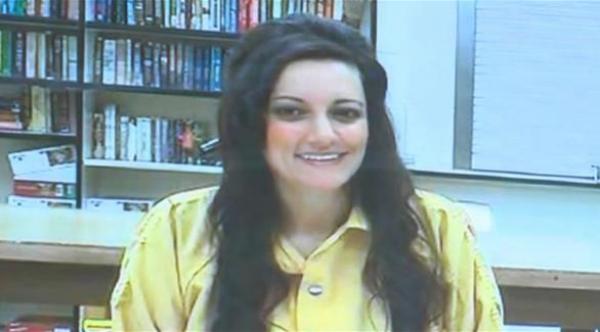 تخنق طفلتها وتطعن ابنتها الكبرى لتحرمهما من أبيهما