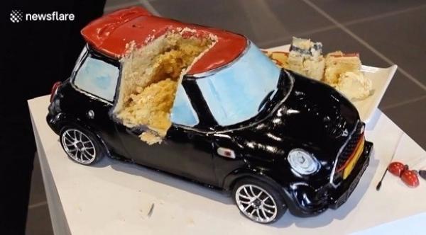 بالفيديو: خبّاز يصنع كعكة على شكل سيارة يمكن التحكم بها عن بعد