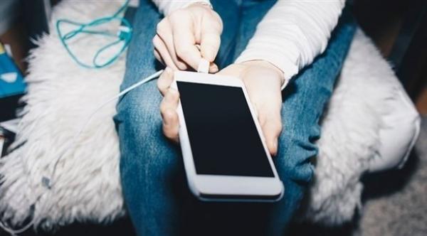 لهذا السبب تجنب شحن هاتفك وأنت نائم