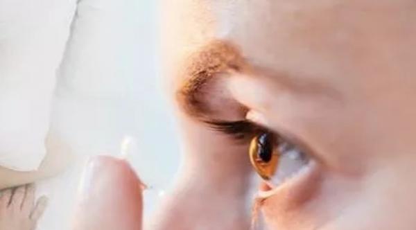 حذاري من ارتداء العدسات اللاصقة أثناء النوم