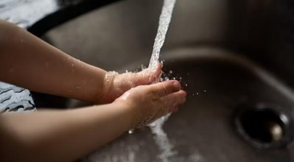 وضع الحروق تحت الماء لمدة وجيزة تساعد على شفائها