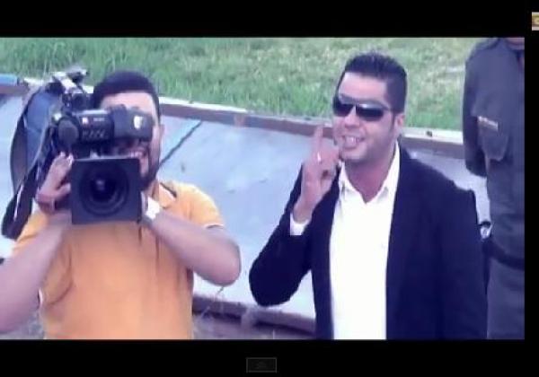 الصحفي نوفل العواملة يغني مع جمهور الرجاء ''عيشة مهبولة ''