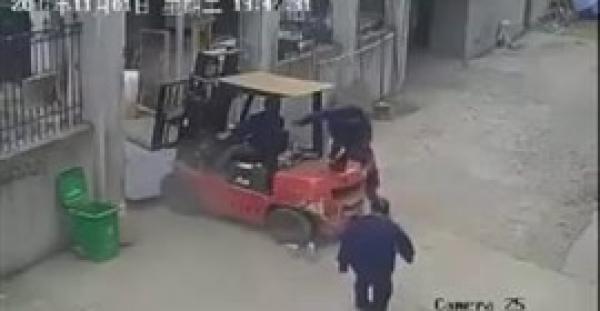 بالفيديو.. لحظة دهس سائق رافعة لامرأة