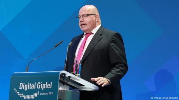 توقف القمة الرقمية إثر سقوط وزير الاقتصاد الألماني أرضاً