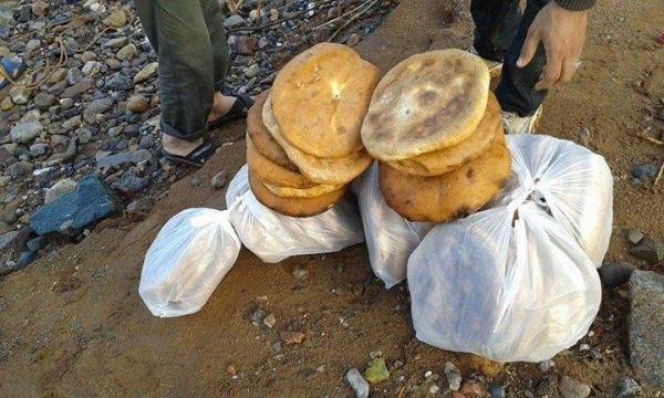 بالصور : هكذا يتم تمرير الخبز الى الدواوير المحيطة بتزنيت ! 