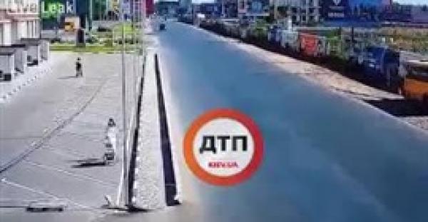 بالفيديو.. سنتيمترات تفصل أم ورضيعها عن مصير مأساوي