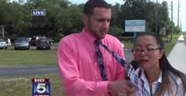 بالفيديو.. فتاة تتحرش بمذيع على الهواء