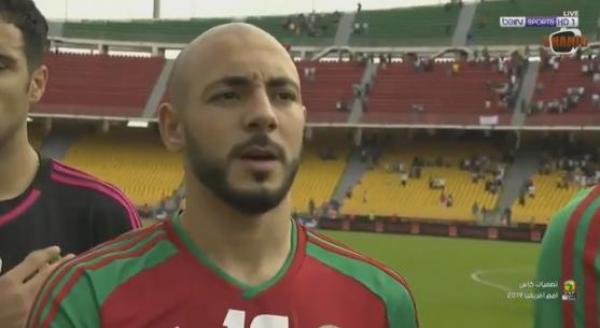 شاهد لأول مرة اللاعبين يرددون النشيد الوطني في مباراة الكاميرون .. لمرابط ننننننااا ههه