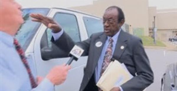 بالفيديو.. لحظة اعتداء سياسي أمريكي على مراسل