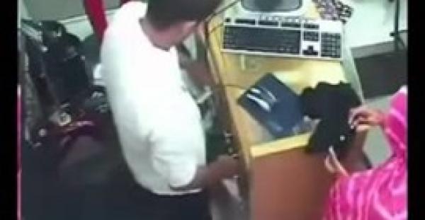 بالفيديو.. امرأة تسرق نقودا من صاحب محل بطريقة ماكرة