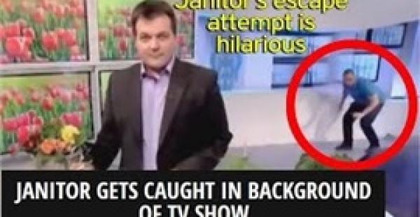 بالفيديو.. مصور يحاول تجنب الظهور على التليفزيون بالزحف على الأرض