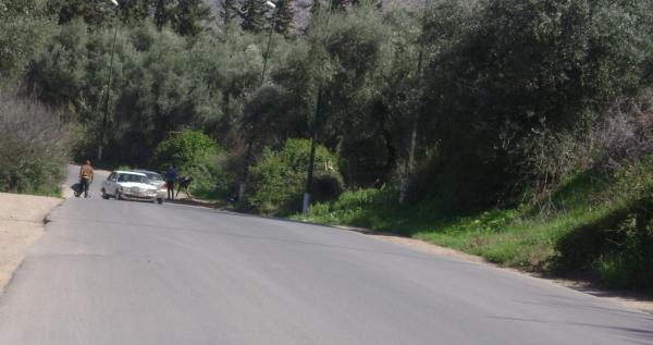 حيلة في بني ملال..شبان كايشرملو في أصحاب السيارات ويبتزونهم بطايطاي بحجة اصلاح الطريق المؤدية للمقبرة