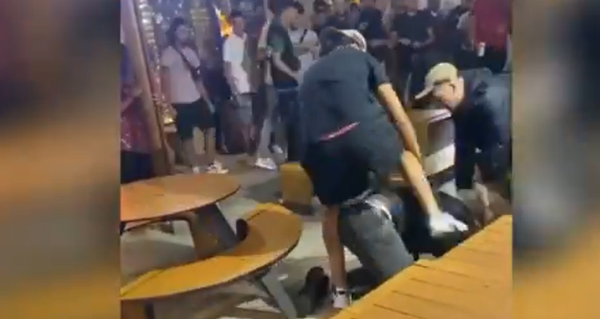 ضحية اعتداء "ماكدونالدز" طنجة مغني فرنسي معروف.. وهذا سبب الاعتداء!